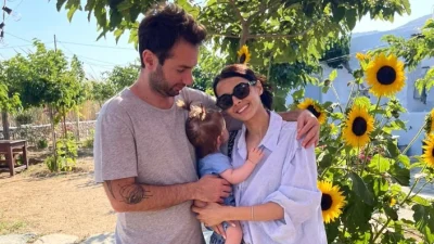 Άννα Μπεζάν: Αγκαλιά με την κόρη της στην παραλία - Η Χριστίνα Νεκταρία έχει ψηλώσει πολύ