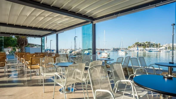 Bizz Cafe: Μοναδική απόλαυση πάνω στη θάλασσα