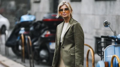 Τα fashion girls φοράνε blazer το καλοκαίρι με τον πιο απρόβλεπτο τρόπο