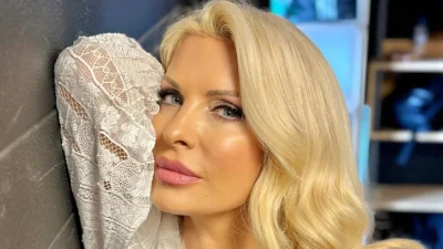 Ελένη Μενεγάκη: «Η ευτυχία δεν ανήκει σε αυτούς που...» - Με ολόσωμο μαύρο μαγιό και φρου φρου στους ώμους στο εξοχικό της στην Άνδρο