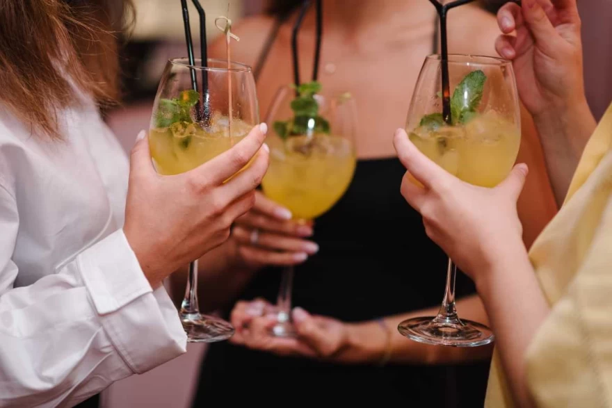 girls drink alcohol