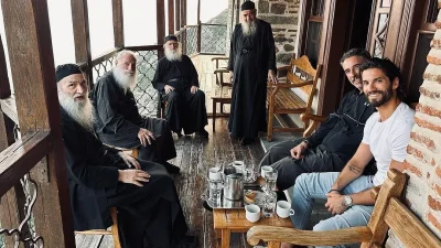Στο Άγιο Όρος ο Γιώργος Καράβας – Φωτογραφήθηκε με μοναχούς και με φόντο τη μαγευτική θέα