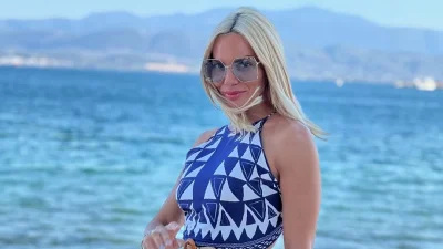 Η Ιωάννα Μαλέσκου στην παραλία