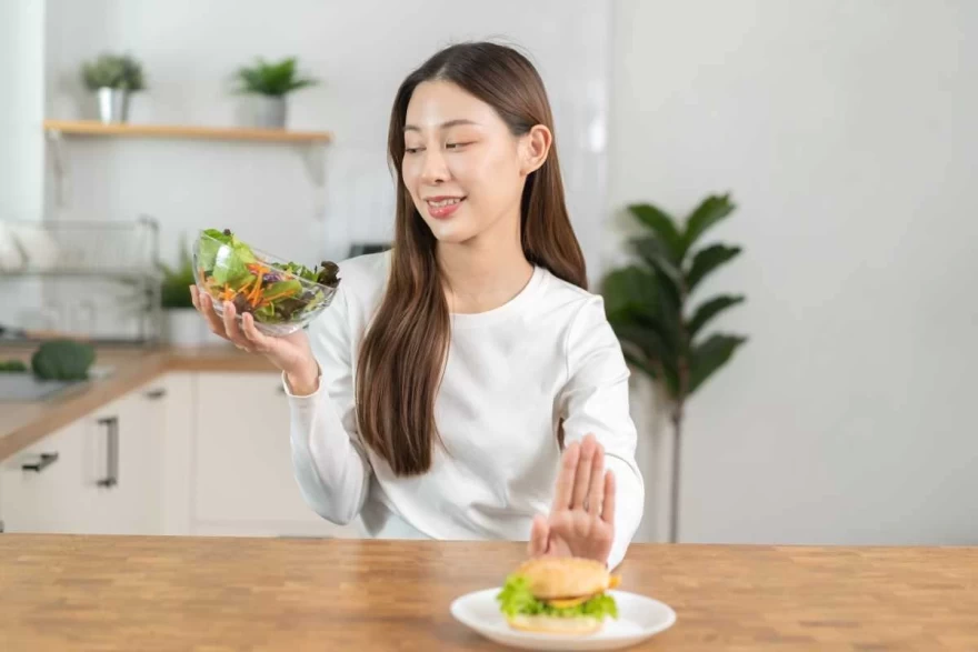 woman eat junk food