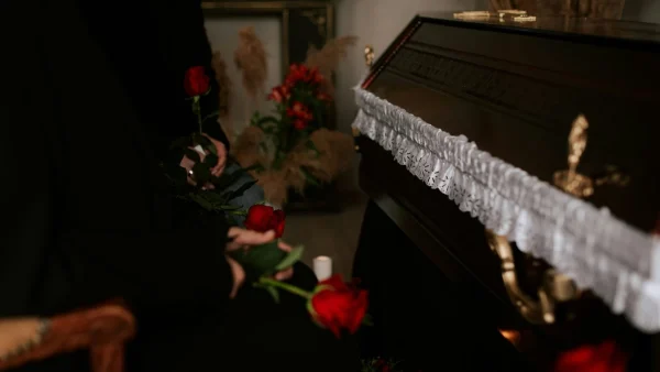 Κηδεύτηκε θρυλική Ελληνίδα τραγουδίστρια με παρουσία 20 ατόμων - Κανείς δεν έστειλε στεφάνι