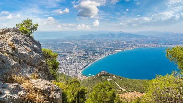 Καλοκαίρι στο Νομό Κορινθίας: Μια εμπειρία γεμάτη ανεμελιά και εξερεύνηση