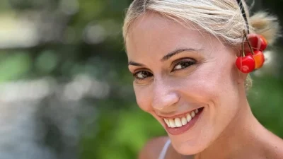 Μαρία Μπακοδήμου: Άφωνοι όλοι με τα καλλίγραμμα πόδια της - Το σώμα της στα 59 χωρίς ρετούς