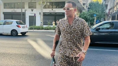 Γιώργος Μαζωνάκης: Το iconic look του τραγουδιστή - Με εμπριμέ σύνολο στο κέντρο της Αθήνας