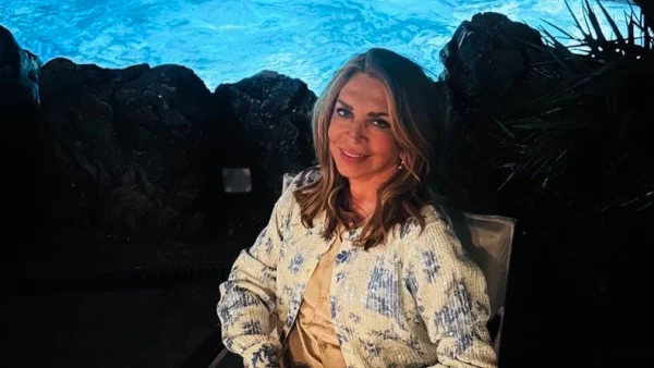 Μιμή Ντενίση: Με μαγιό στον κήπο του εξοχικού της στον Θεολόγο - Αποθέωση στο Instagram για το σώμα της στα 71 της χρόνια