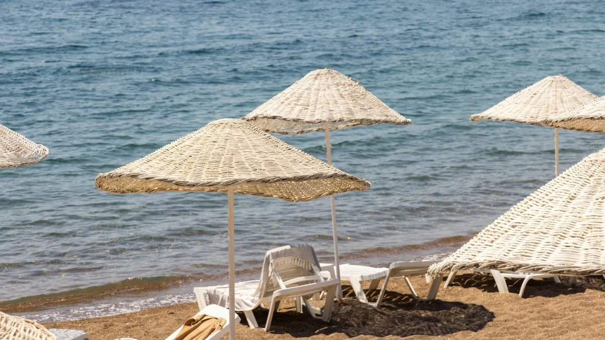Βαλοπούλα: Μόλις μια ώρα έξω από την Αθήνα - Η παραλία που πρέπει να κολυμπήσεις έστω και μια φορά στη ζωή σου