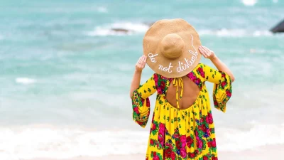 Αυτά τα 6 κομμάτια βάζουν τα fashion girls στη βαλίτσα των διακοπών τους
