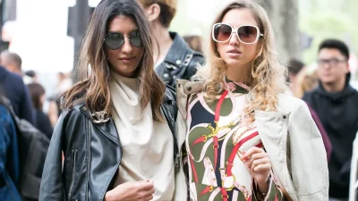Και ξαφνικά οι fashionistas φοράνε αυτό το τοπ από τα 90s με τα λινά παντελόνια και τις μάξι φούστες