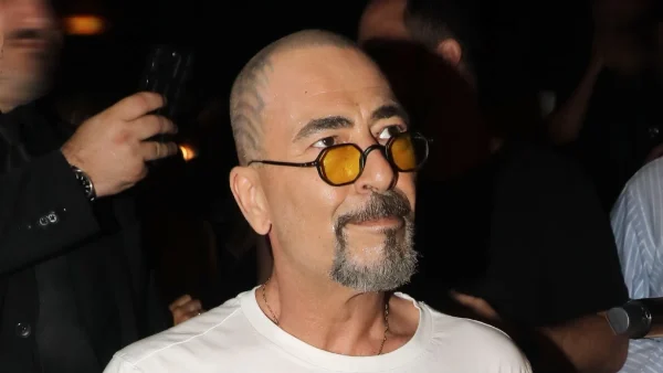 Ερωτευμένος ο Βαλάντης - Ψηλή κοκκινομάλλα η σύντροφός του