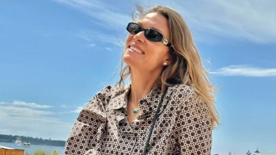 Βίκυ Καγιά: Μας δείχνει πώς θα φορέσουμε το κίτρινο με 2 τρόπους αυτό το καλοκαίρι
