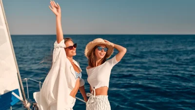 Διακοπές σε σκάφος; 11 looks για να πετύχεις το τέλειο dress code