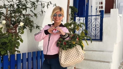 Ζήνα Κουτσελίνη: Σκαφάτες διακοπές στην Ιταλία - Οι σπάνιες φωτογραφίες με τον σύζυγό της μπροστά στην θάλασσα