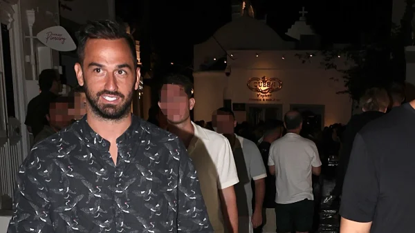 Άρης Σοϊλέδης: Αγκαλιά με πρώην παίκτρια του Survivor στα στενά της Μυκόνου - Με σούπερ μίνι φόρεμα και ψηλοτάκουνα εκείνη