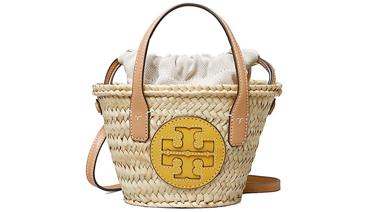 Ψάθινη τσάντα, Tory Burch, €395, Attica, atticadps.gr