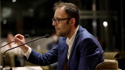 Αύγουστος Κορτώ – Ο λόγος που απολογήθηκε δημόσια σε αναγνώστριά του: «Δεν ξέρω πού να κρυφτώ»
