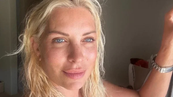 Ελένη Μενεγάκη: Άβαφη με το φυσικό της μαλλί και μαύρο μπικίνι - Ανανεωμένη στο εξοχικό της στην Άνδρο