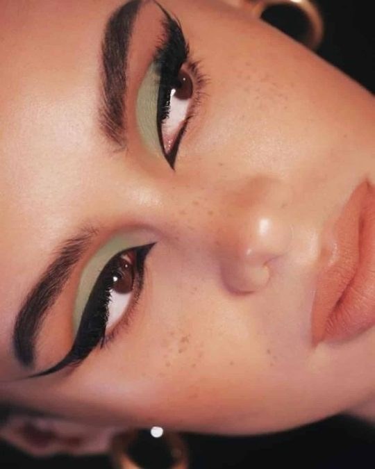 Δες τα βήματα για να πετύχεις το τέλειο cat eye μακιγιάζ