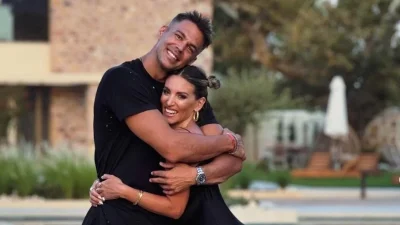 Αθηνά Οικονομάκου & Μπρούνο Τσερέλα: Σε χλιδάτο ξενοδοχείο με θέα στην πισίνα και την θάλασσα στη Μύκονο - Η ρομαντική τους βόλτα με σκάφος στο ηλιοβασίλεμα