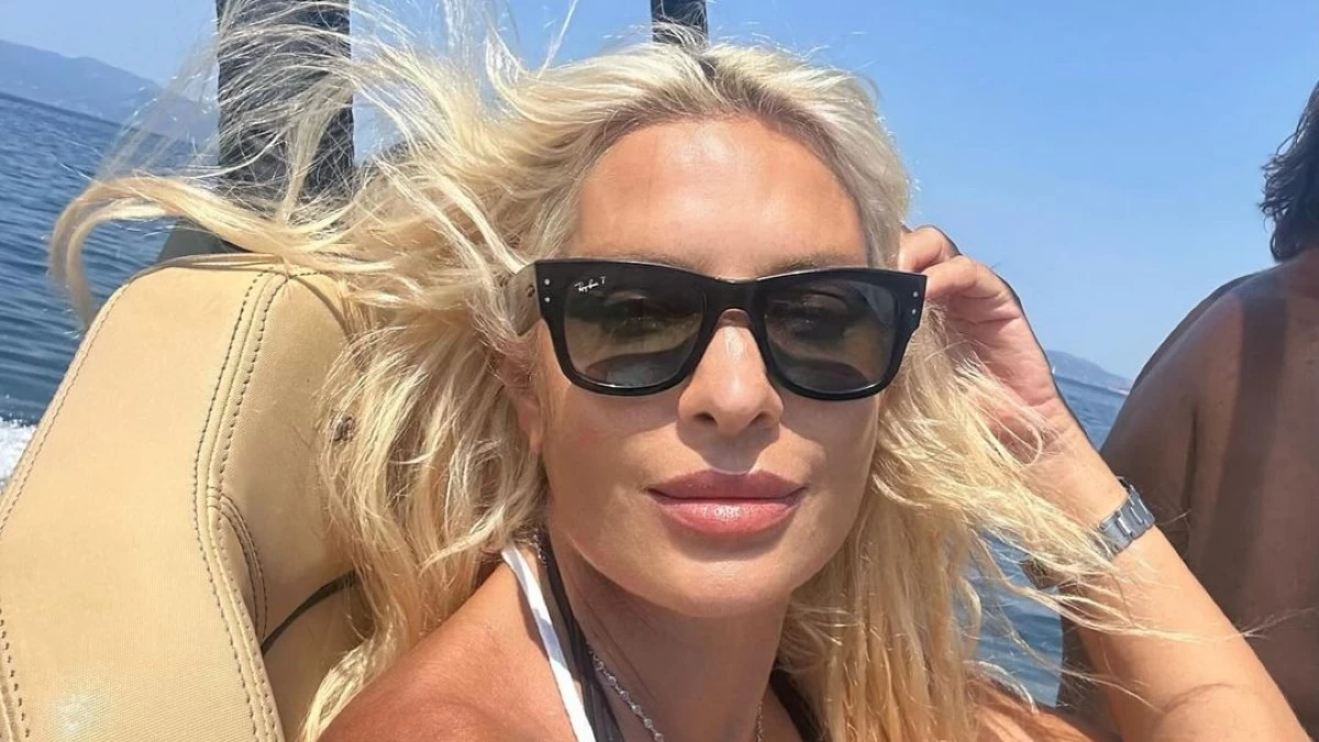 Ελένη Μενεγάκη: Σκαφάτες διακοπές με τον Μάκη Παντζόπουλο - Η φωτογραφία της ενώ «σκίζει» τα κύματα