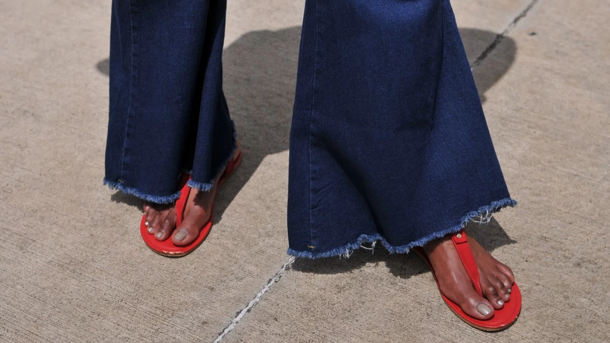 Minimal flip-flops: 6 καλοκαιρινά φορέματα που θα αναβαθμίσουν τις σαγιονάρες