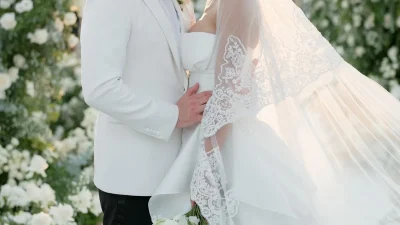 Χλιδάτος γάμος στην showbiz: Πασίγνωστος ηθοποιός παντρεύτηκε στην Ιταλία ένα χρόνο μετά την πρόταση γάμου στην αγαπημένη του