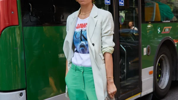 Graphic tee: Η πιο στυλάτη 50+ influencer σού δείχνει πώς θα φορέσεις το μπλουζάκι με στάμπα σε αυτή την ηλικία