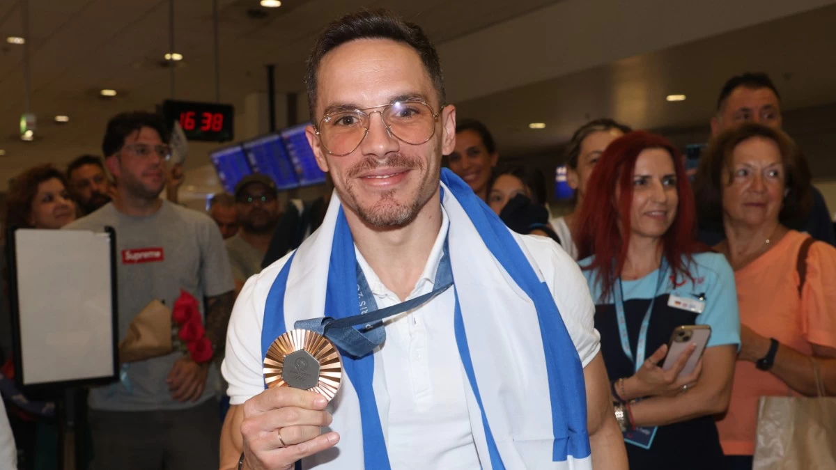 Λευτέρης Πετρούνιας: Η τρυφερή φωτογραφία με τις κόρες του - Έτρεξε στην αγκαλιά τους με το που γύρισε στο σπίτι τους