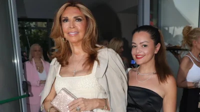 Μιμή Ντενίση: Αγκαλιά με την κόρη της στην παραλία – Εντυπωσιάζουν οι φωτογραφίες τους με μαγιό