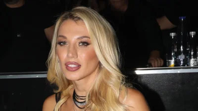 Κωνσταντίνα Σπυροπούλου: Με μίνι μαύρο φόρεμα και τσάντα όλο στρας - Το δείπνο σε ακριβό εστιατόριο στην παραλία λίγο μετά τη γέννηση του 2ου παιδιού της