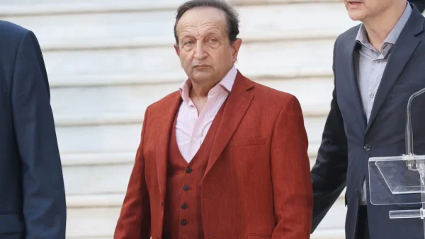 Σπύρος Μπιμπίλας: Ώρα για πεντικιούρ – Στιγμές χαλάρωσης για τον ηθοποιό και βουλευτή