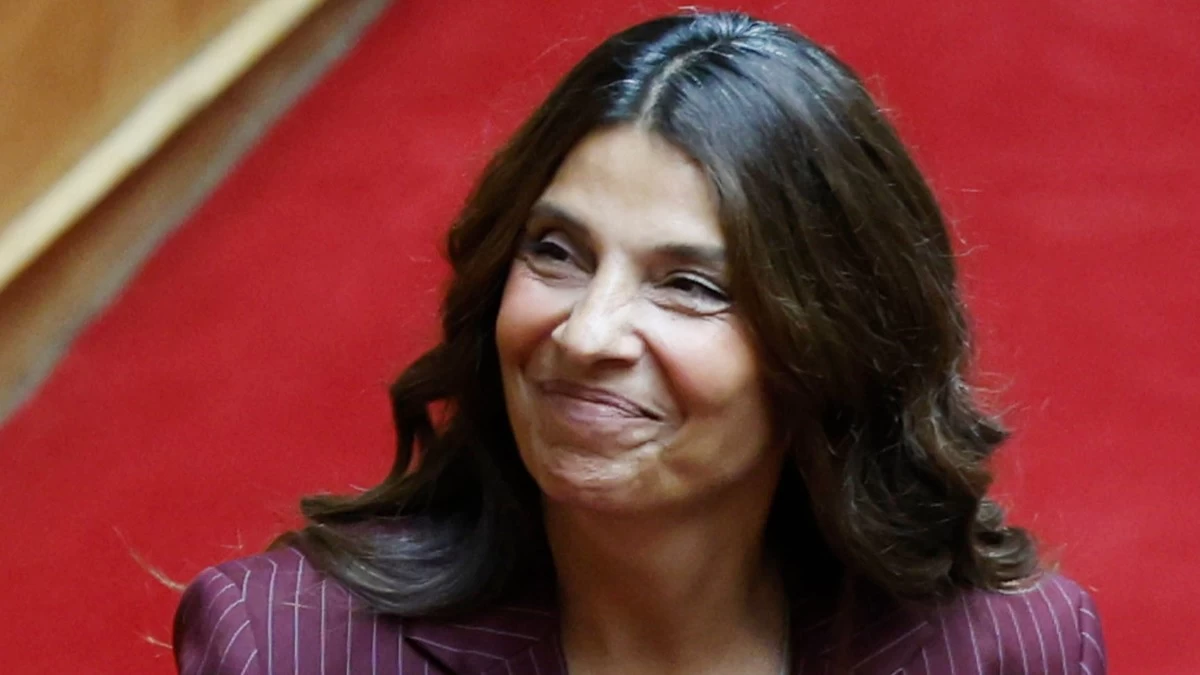 Πόπη Τσαπανίδου: Ορκίστηκε βουλευτής του ΣΥΡΙΖΑ - Το κοστούμι που φόρεσε