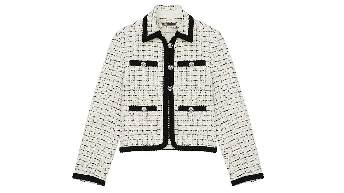 Kρίκοι, €23, Visetti, www.visetti.com Tweed σακάκι, Maje, €277 από €397, Attica, www.atticadps.gr