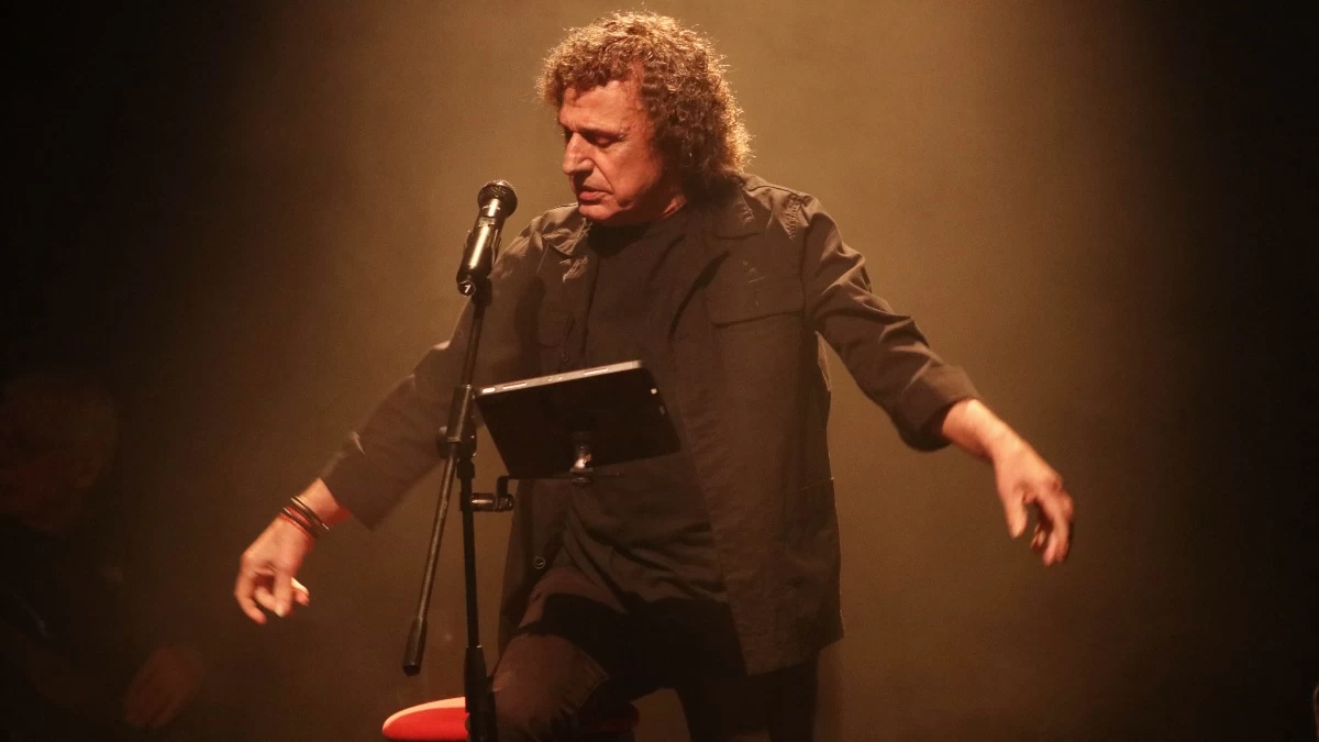 Βασίλης Παπακωνσταντίνου: «Έφαγε» τούμπα ενώ χόρευε ζεϊμπέκικο – Η απίστευτη αντίδρασή του