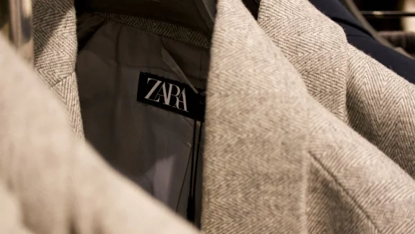 Αυτό είναι το πιο τέλειο τζιν των Zara για Φθινόπωρο/Χειμώνα 2024-2025 και κοστίζει μόνο 30 ευρώ