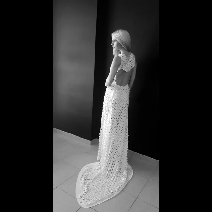Μάξι νυφικό με laser-cut