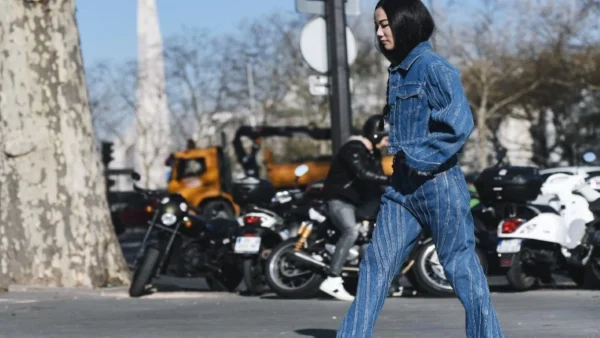 Barrel Jean: Η πιο διχαστική τάση στα τζιν παντελόνια της νέας σεζόν