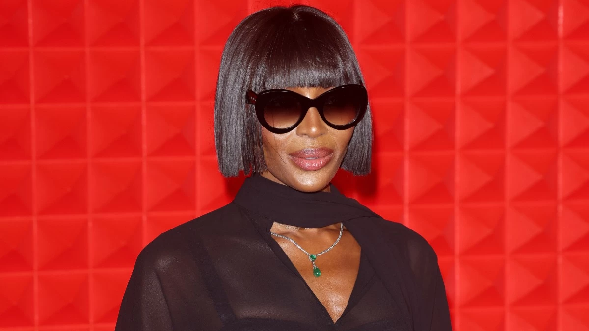 Η Naomi Campbell εγκαταλείπει την υψηλή ραπτική - Με total black σύνολο H&M στο Λονδίνο