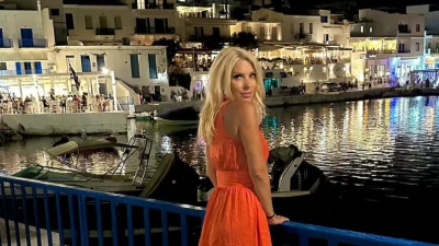 Ελένη Μενεγάκη: Με τα μαλλιά πιασμένα κοτσίδα στον κήπο του σπιτιού της στα Μελίσσια - Οι φωτογραφίες που την τράβηξε η 9χρονη κόρη της