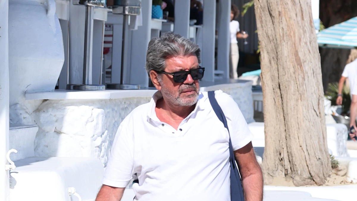 Γιάννης Λάτσιος: Με πολύχρωμο μαγιό σε κοσμική παραλία και ταβερνάκι της Μυκόνου - Τι έκανε όσο δεν γνώριζε ότι τον τραβούσε ο φακός