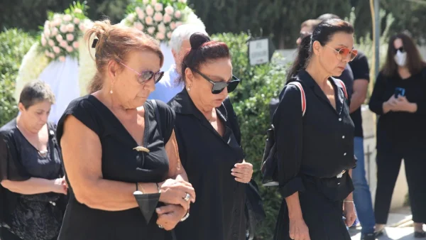 Δάνης Κατρανίδης: Απαρηγόρητη η Μίρκα Παπακωνσταντίνου στην κηδεία του - Στο πλάι της η επίσης πρώην σύζυγός του Ελίζα Πάλλη