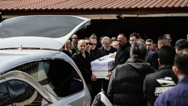 Κυριακή Γρίβα: «Ο μισός έχω πεθάνει! Παρακαλώ, θέλω να...» - Σε άσχημη ψυχολογική κατάσταση ο πατέρας της στο μνημόσυνο