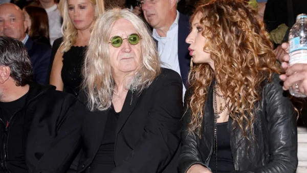 Έλενα Φερεντίνου: Η σύντροφος του Νίκου Καρβέλα τού εύχεται με ένα τρυφερό φιλί για τα γενέθλιά του