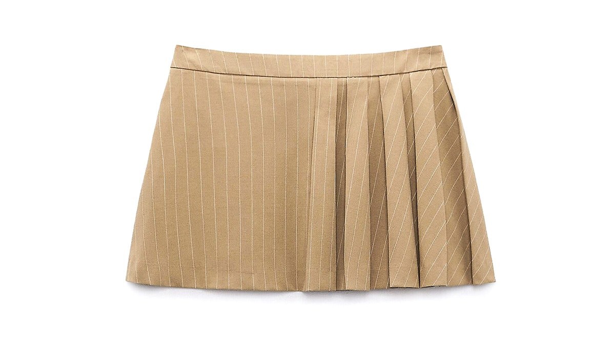 Φούστα µε πιέτες, €29,95, Zara