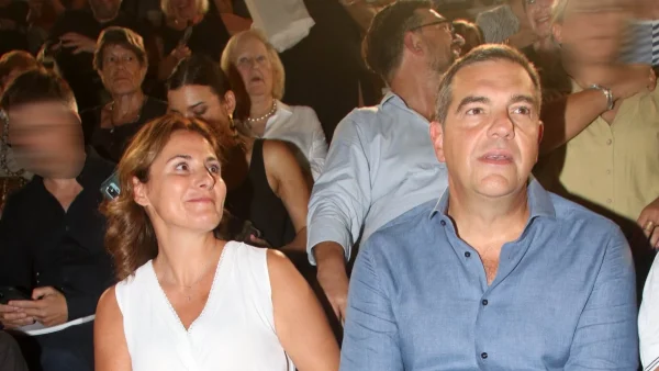 Αλέξης Τσίπρας: Η σπάνια νυχτερινή έξοδος με την Περιστέρα και τα παιδιά τους - Εκείνη στα λευκά κι εκείνος χαλαρός με πουκάμισο