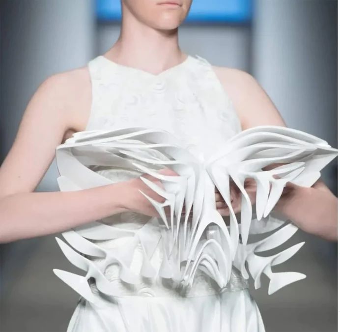 Εντυπωσιακά laser-cut σε νυφικό