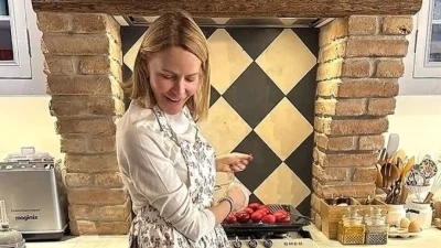 Τζένη Μπαλατσινού: Διακοπές στην Πάτμο με τα τέσσερα παιδιά της - Οι φωτογραφίες από το πέτρινο εξοχικό της με την παραδοσιακή κουζίνα